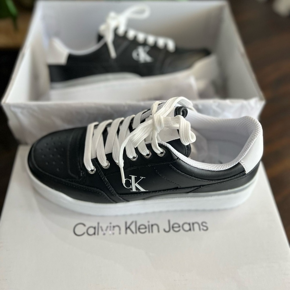Calvin Klein women’s Black Sneakers